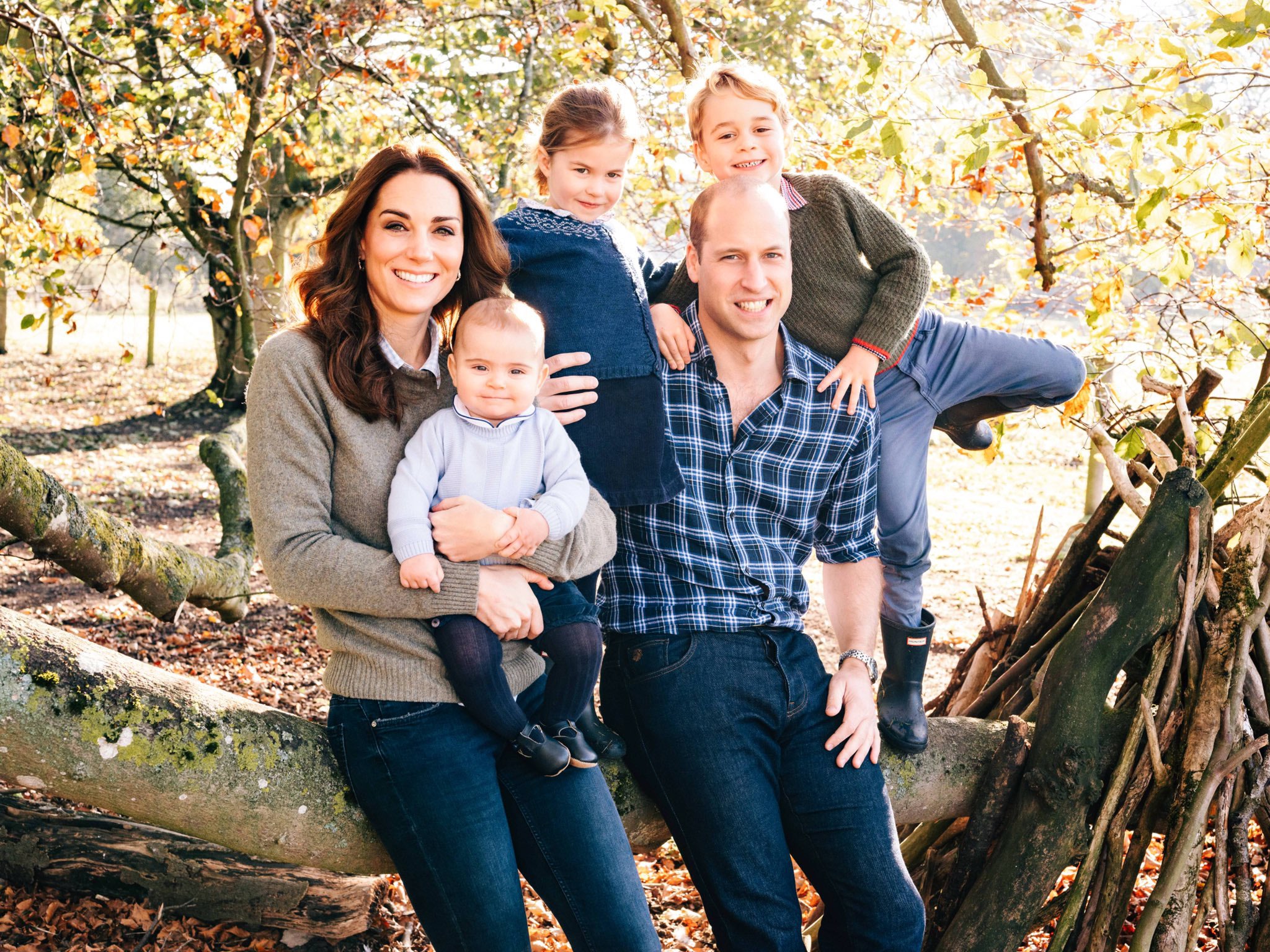 Trong một bức thiệp Giáng sinh 2018 khác, Hoàng gia Anh lựa chọn tấm hình của gia đình hoàng tử ...