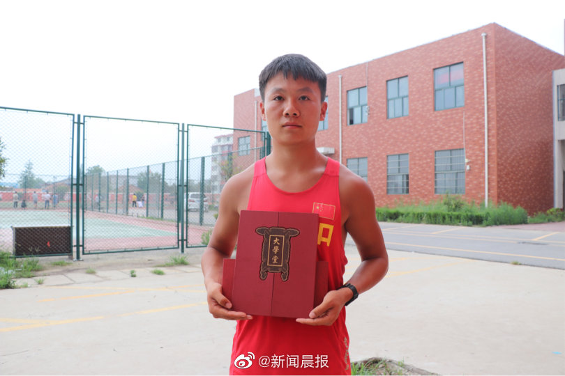 Lý Chí Uy cùng giấy báo trường đại học Bắc Kinh trên tay