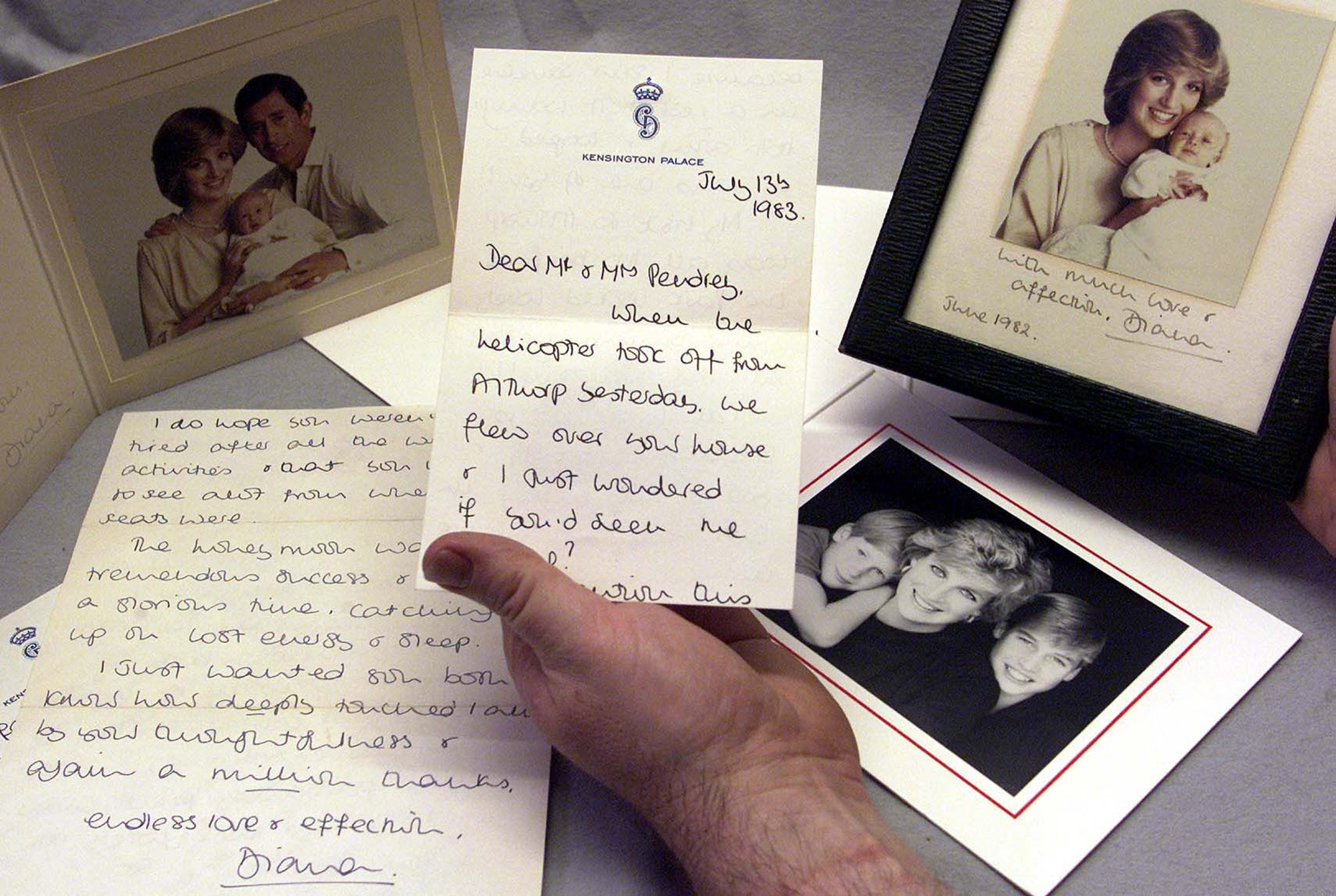 Một bộ sưu tập quý giá các tấm thiệp Giáng sinh và thư viết tay từ công nương Diana. Góc trái  ...