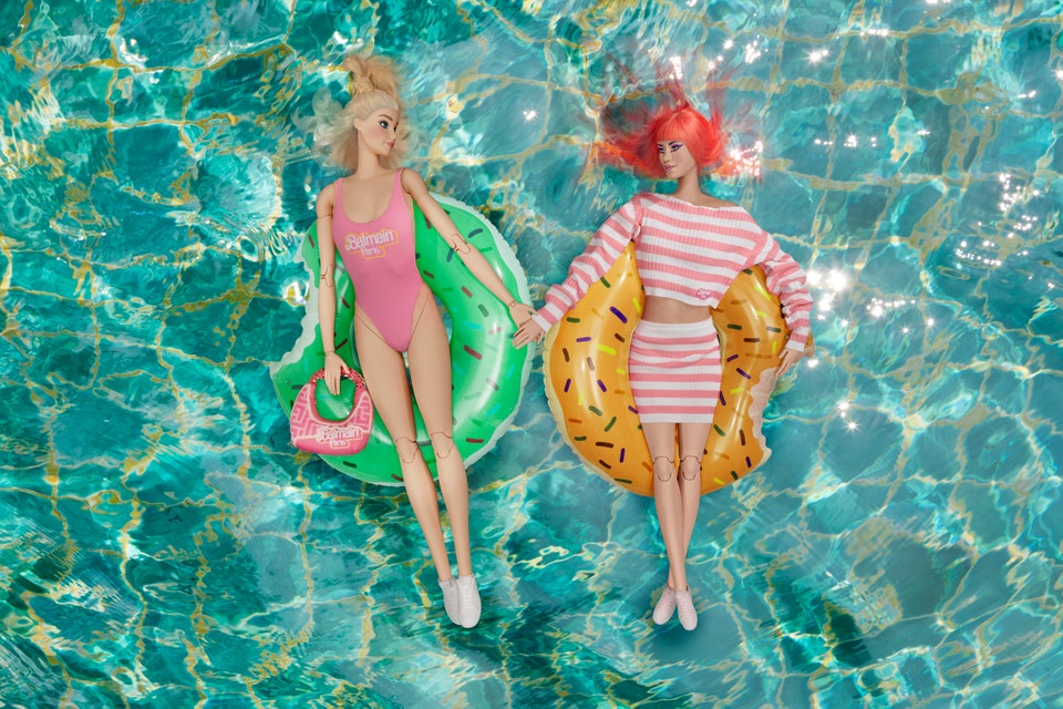 Hình ảnh Barbie mặc bộ sưu tập và phụ kiện của Balmain x Barbie. 