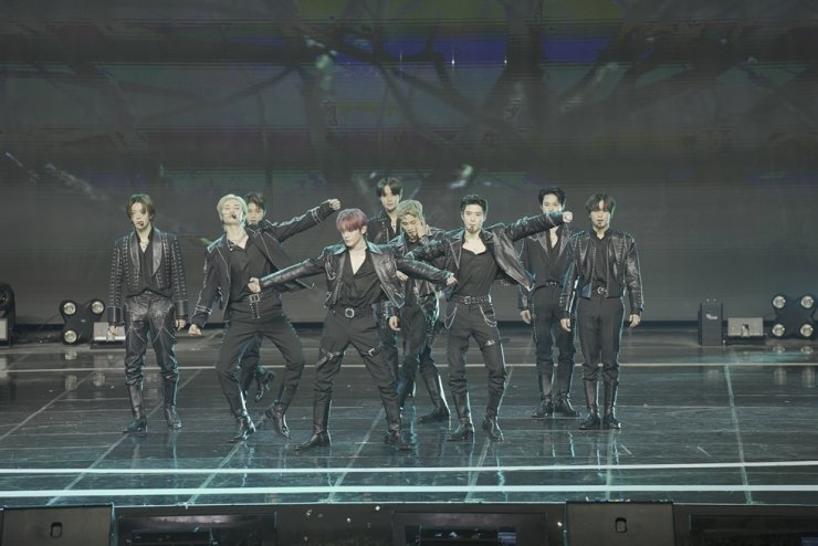   Nhóm nhạc K-pop NCT 127 biểu diễn trong Lễ trao giải Âm nhạc Gaon Chart lần thứ 11 tại Jamsil ...