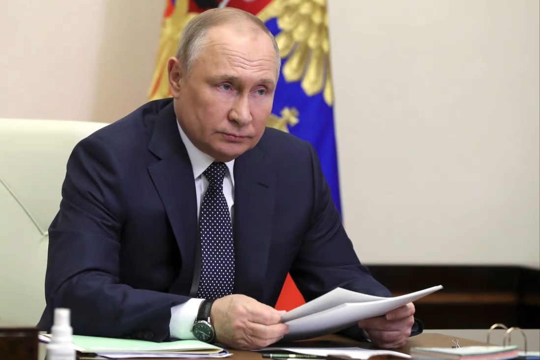 Tổng thống Nga Vladimir Putin tham dự cuộc họp với các quan chức hàng đầu qua cầu truyền hình  ...