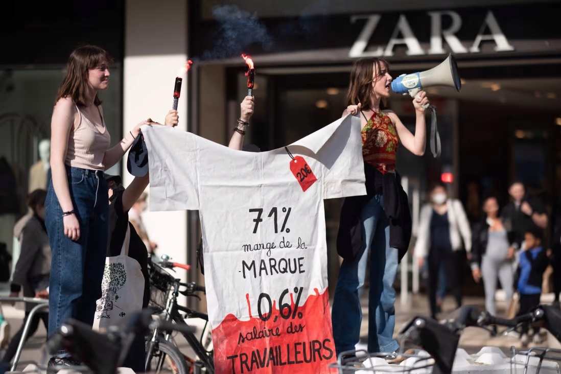 Những người biểu tình thế hệ gen Z cầm biểu ngữ hình áo phông có nội dung 