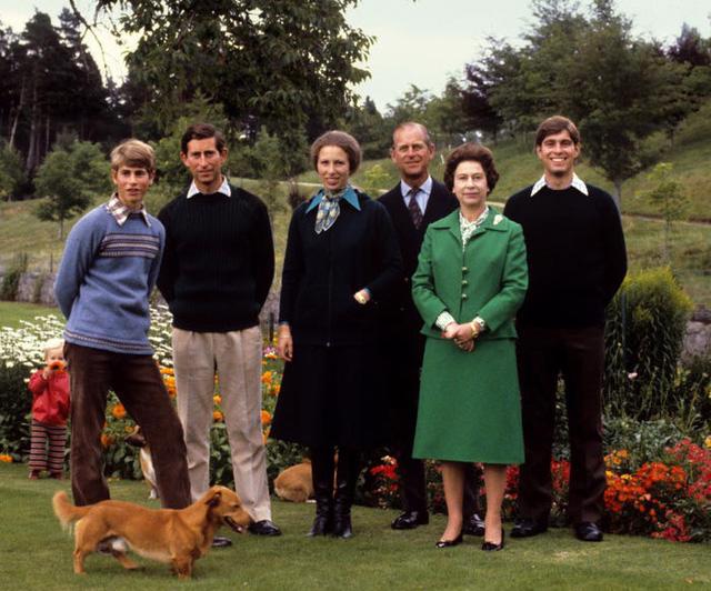  Tấm thiệp năm 1979 lựa chọn hình chụp đại gia đình Hoàng gia tại Lâu đài Balmoral