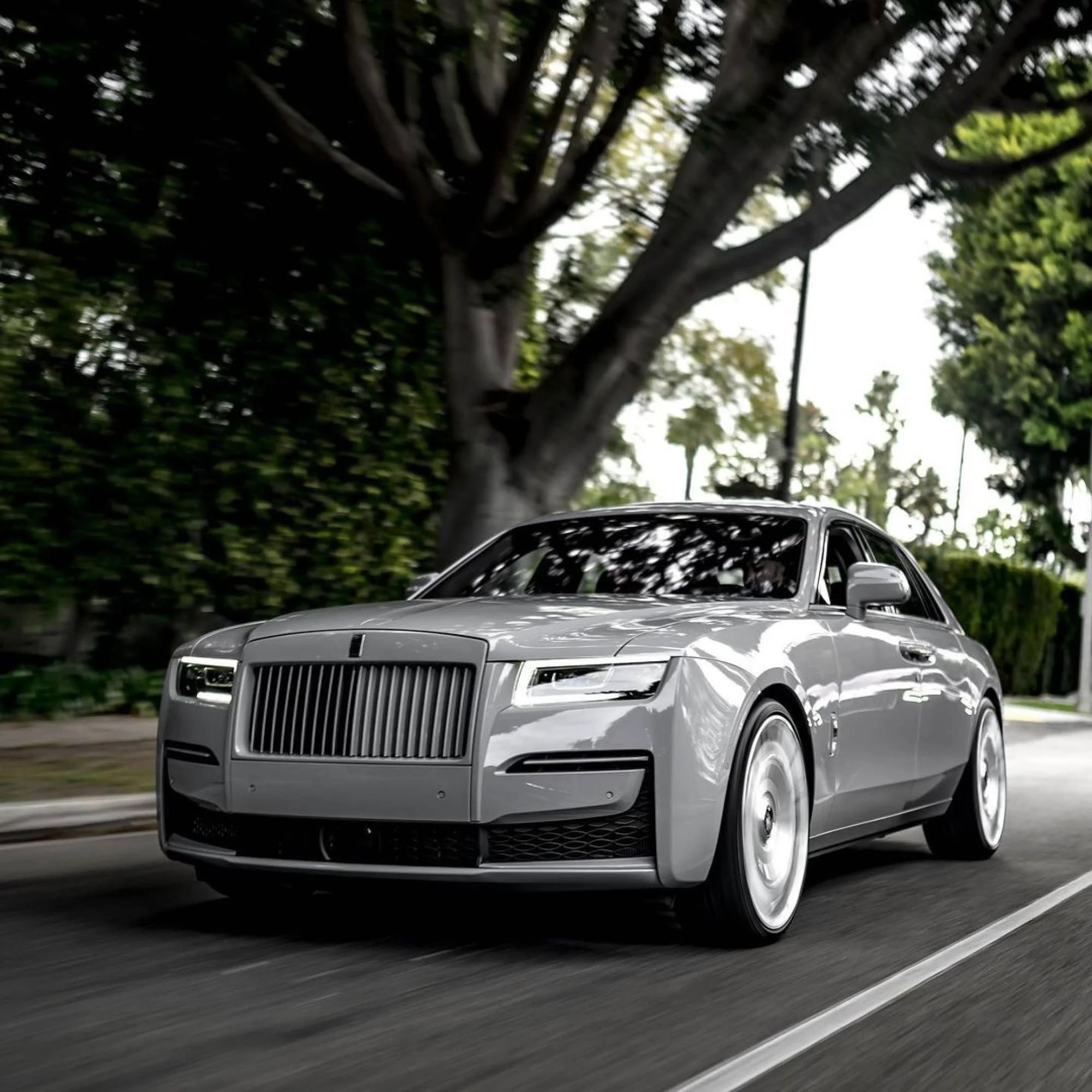 Chiếc Rolls-Royce Ghost màu xám của Kim Kardashian, một trong ba chiếc xe yêu thích nhất của cô ...