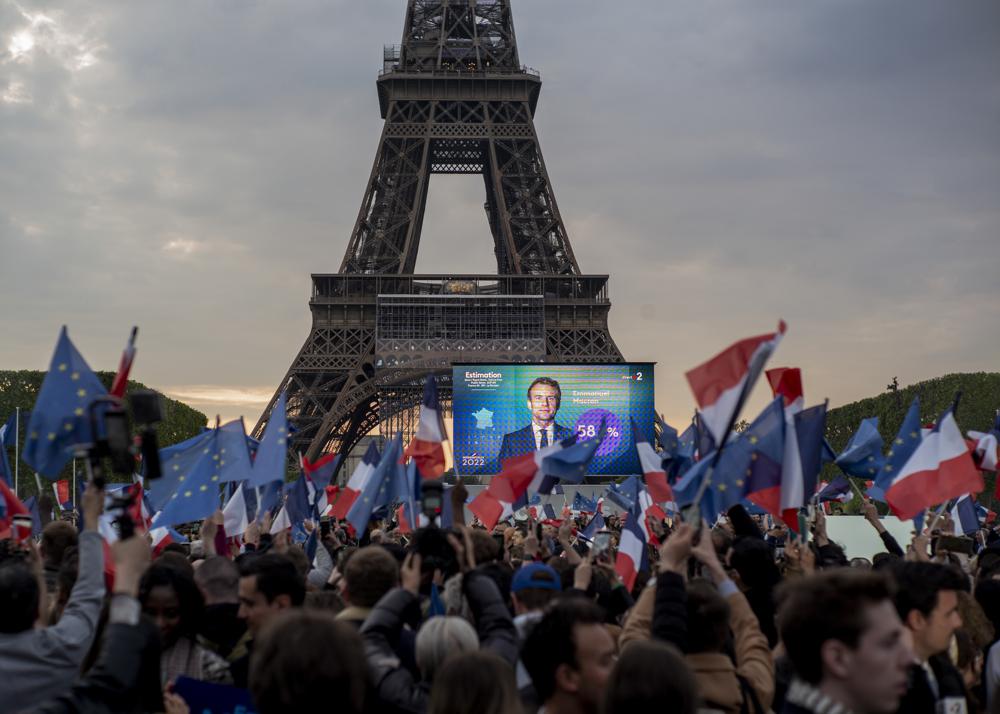 Tổng thống Pháp Emmanuel Macron ăn mừng với những người ủng hộ trước Tháp Eiffel, Paris, Pháp, ...
