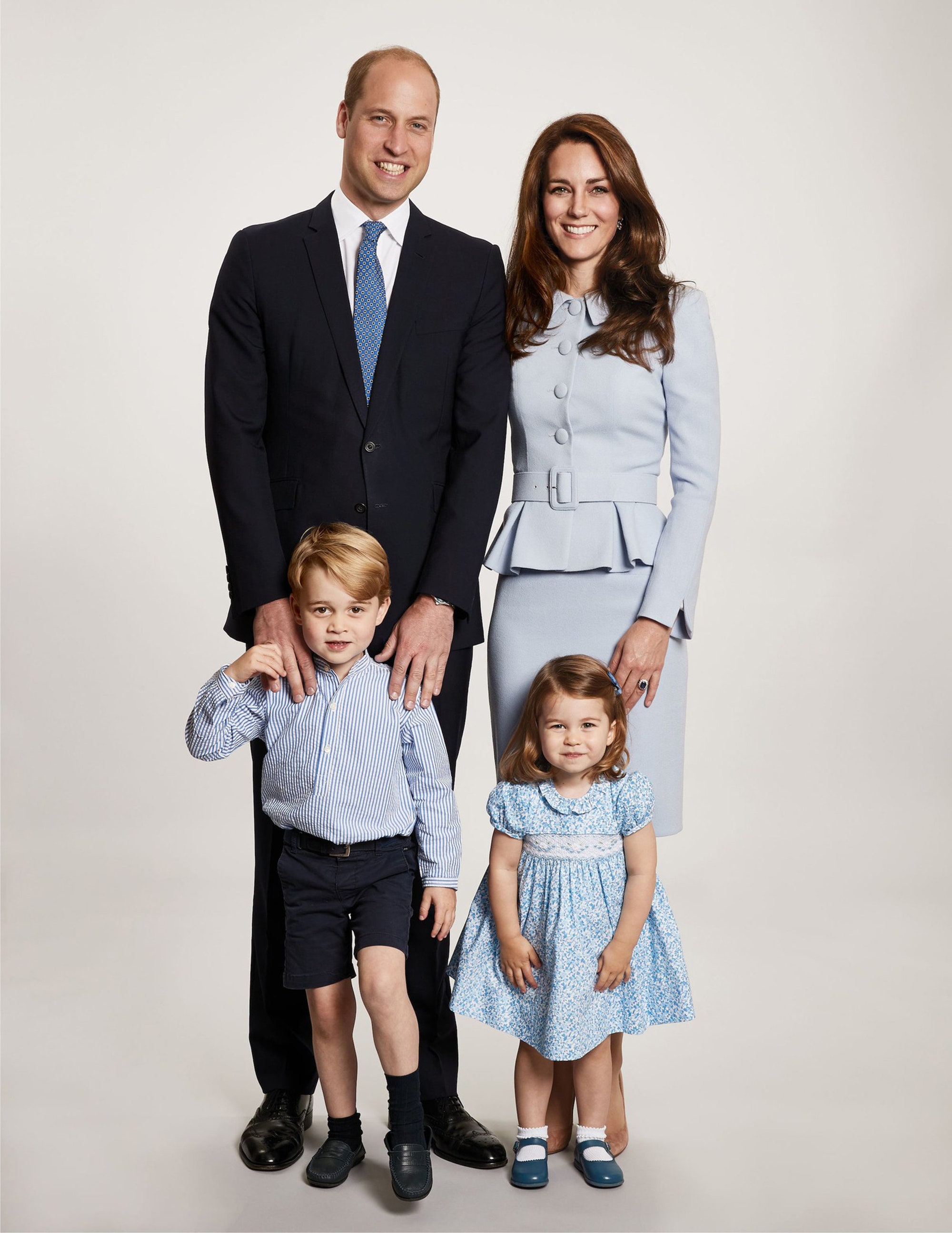  Cả gia đình hoàng tử William mặc đồ màu xanh da trời cho bức thiệp Giáng sinh năm 2017