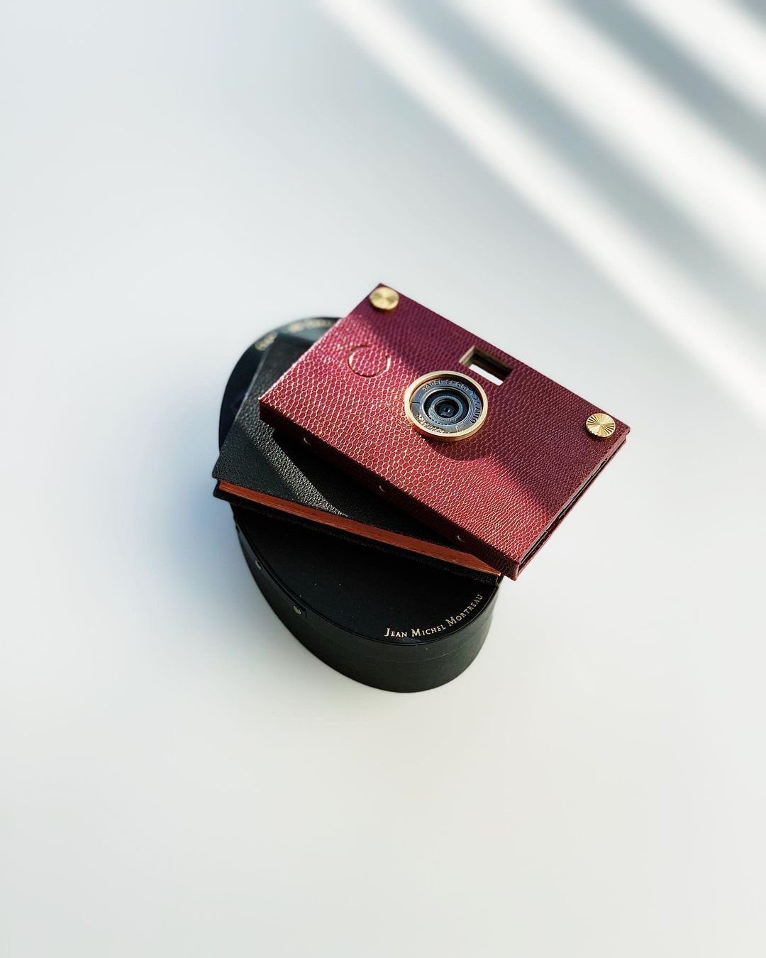 Chiếc máy ảnh Paper Shoot nhỏ gọn cho trải nghiệm nhiếp ảnh tối giản. Hình ảnh được chụp bởi: ...