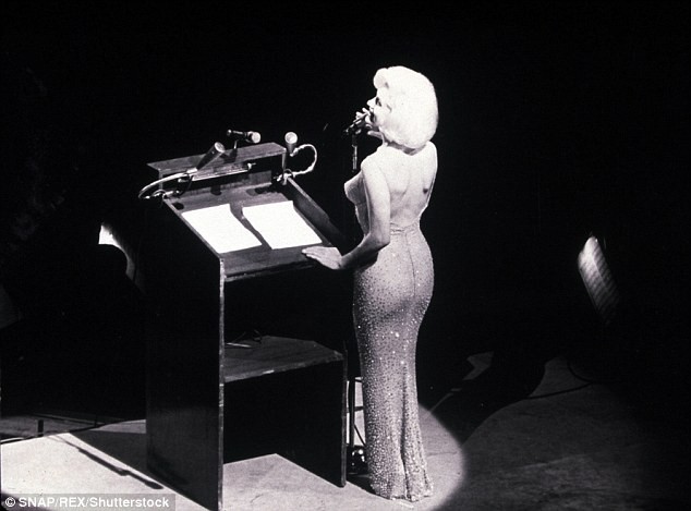   Marilyn hát chúc mừng sinh nhật tổng thống John F Kennedy