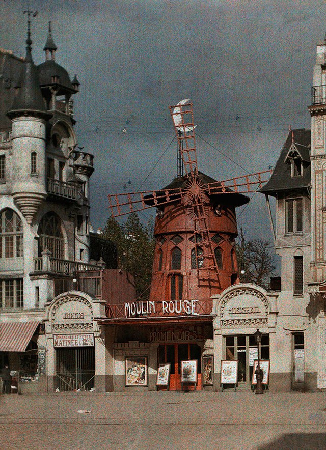 Tiệm hát Moulin Rouge nổi tiếng, Paris, chụp năm 1914. Ảnh chụp bởi: Albert Kahn