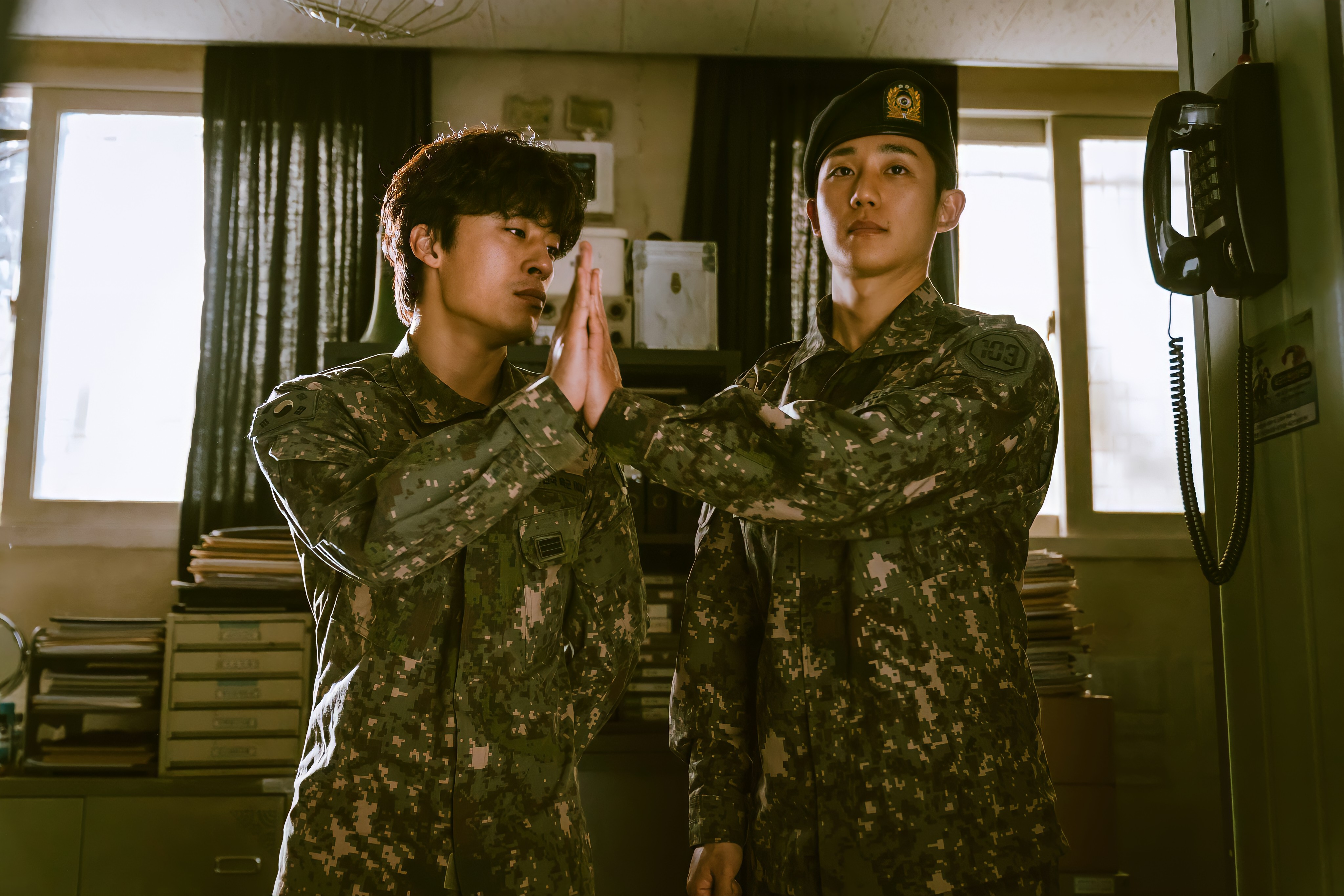 Đôi trưởng Han Ho Yeol và Binh nhì Ahn Joo Ho 