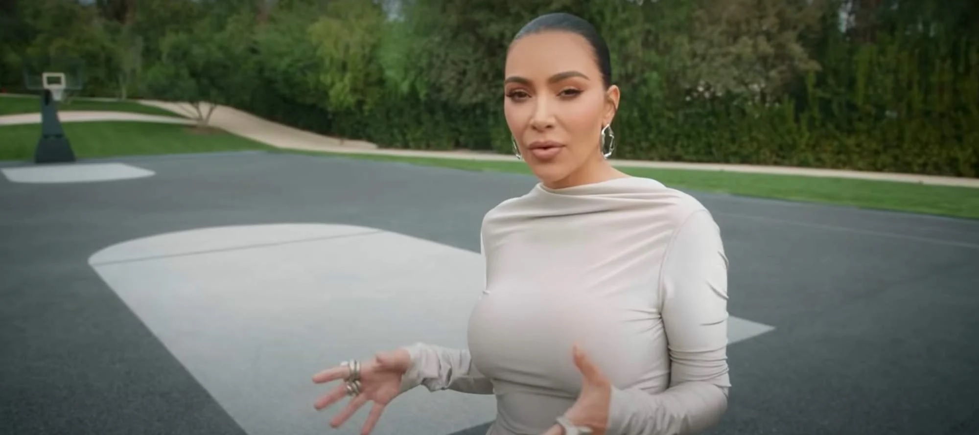 Những chiếc xe của Kim Kardashian không chỉ phù hợp với tông màu xám tối giản cho ngôi nhà, cô  ...