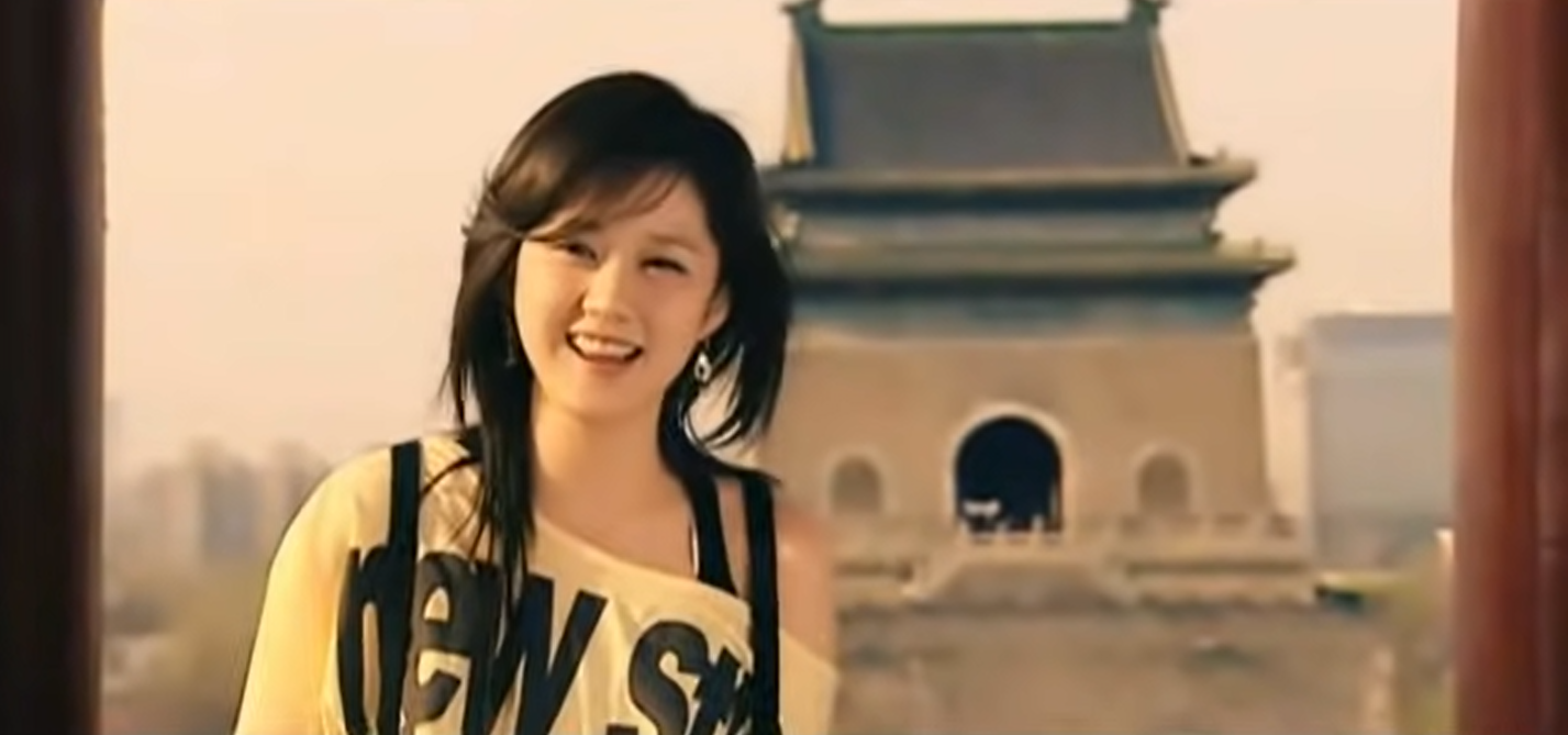 Hình ảnh của Jang Nara trong MV ca khúc chủ đề Olympic Bắc Kinh 2008 “Bắc Kinh chào đón bạn”. 