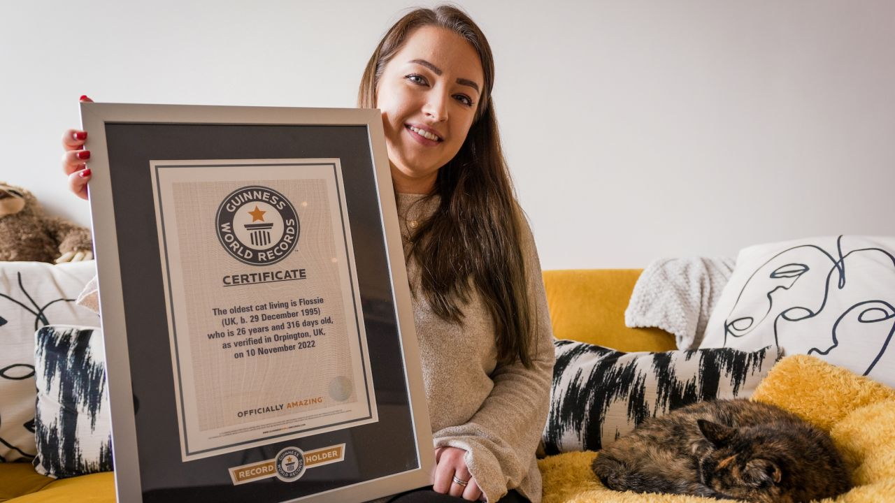 Flossie và người chủ hiện tại Vicki Green nhận chứng nhận kỷ lục Guinness.