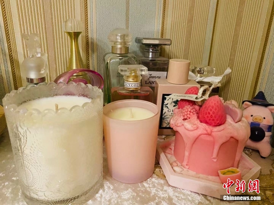 Các loại nến thơm bày biện trong nhà Lý Hy Thần.