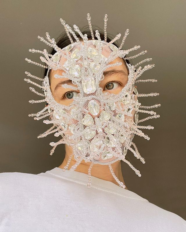 Chiếc mặt nạ được làm bằng lưới và xâu chuỗi với hạt cườm trong suốt.