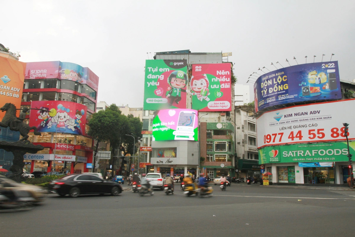 Biển quảng cáo kết hợp Gojek và Momo tại vòng xoay Phù Đổng, TPHCM
