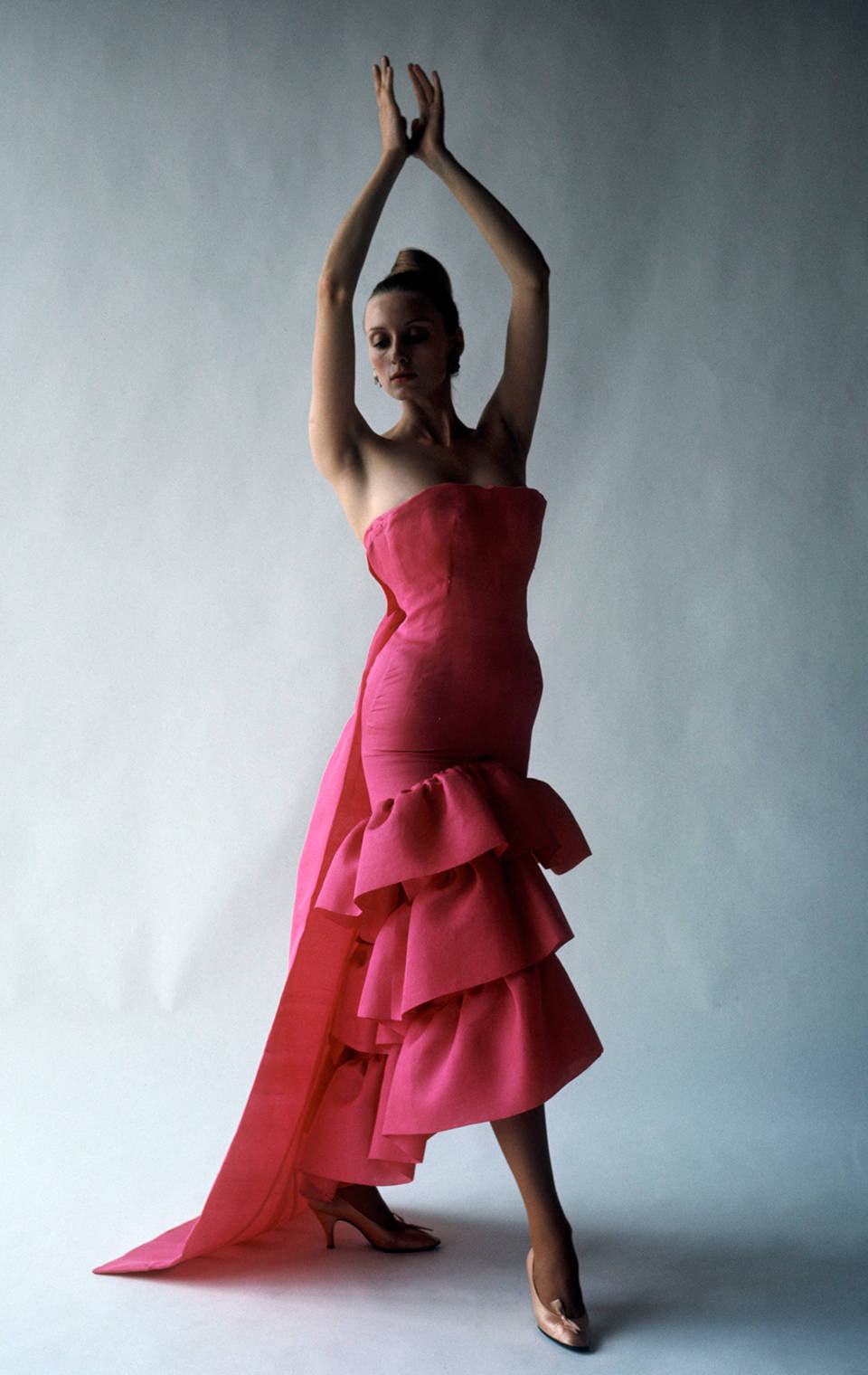 Váy dạ hội theo phong cách Flamenco, một thiết kế kinh điển của Cristóbal Balenciaga trong năm  ...