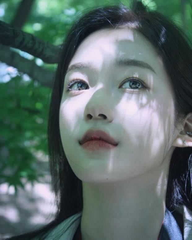 Khác với sự mộc mạc trong phim, vẻ đẹp của Roh Yoonseo ngoài đời trông dịu dàng như một nàng thơ