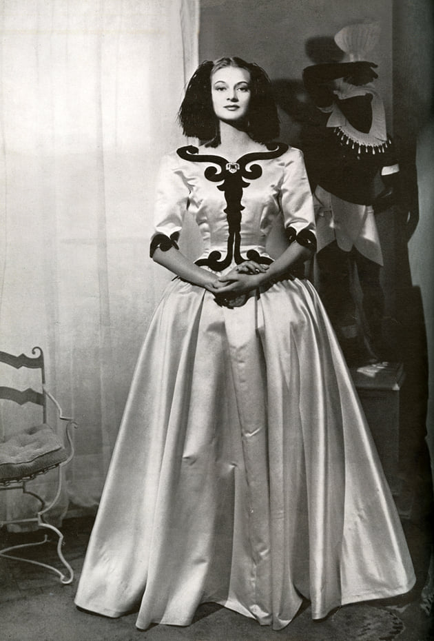Kiểu đầm Infanta năm 1939 lấy cảm hứng từ bức chân dung Infanta Maria-Margarita, con gái vua IV ...