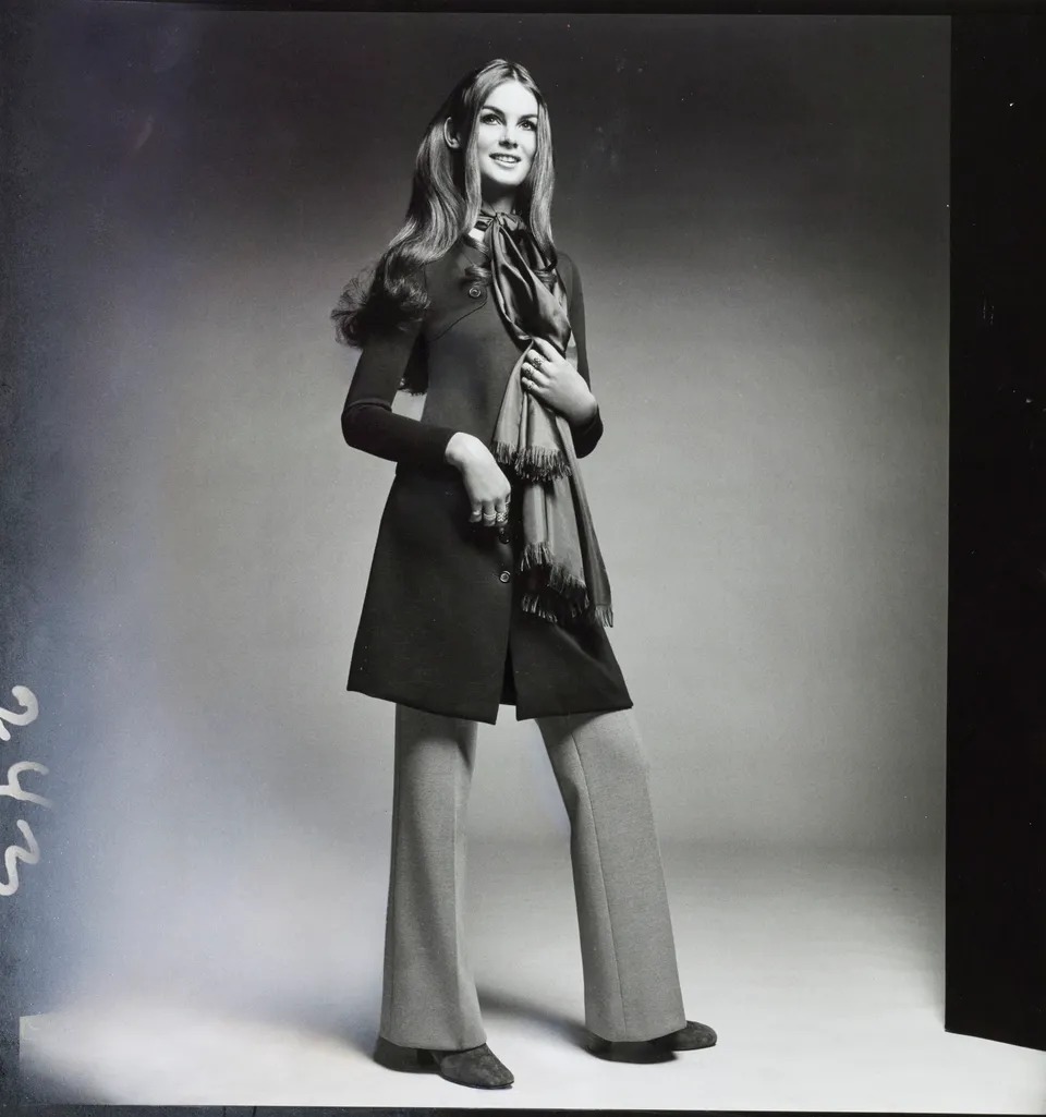 Jean Shrimpton diện bộ trang phục được thiết kế bởi Halston.