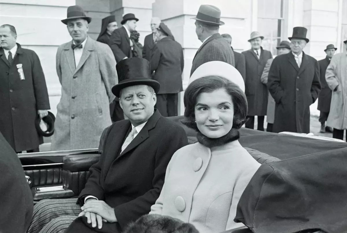 Jackie Kennedy đội chiếc mũ Pillbox vào năm 1961, một thiết kế kinh điển của Halston.