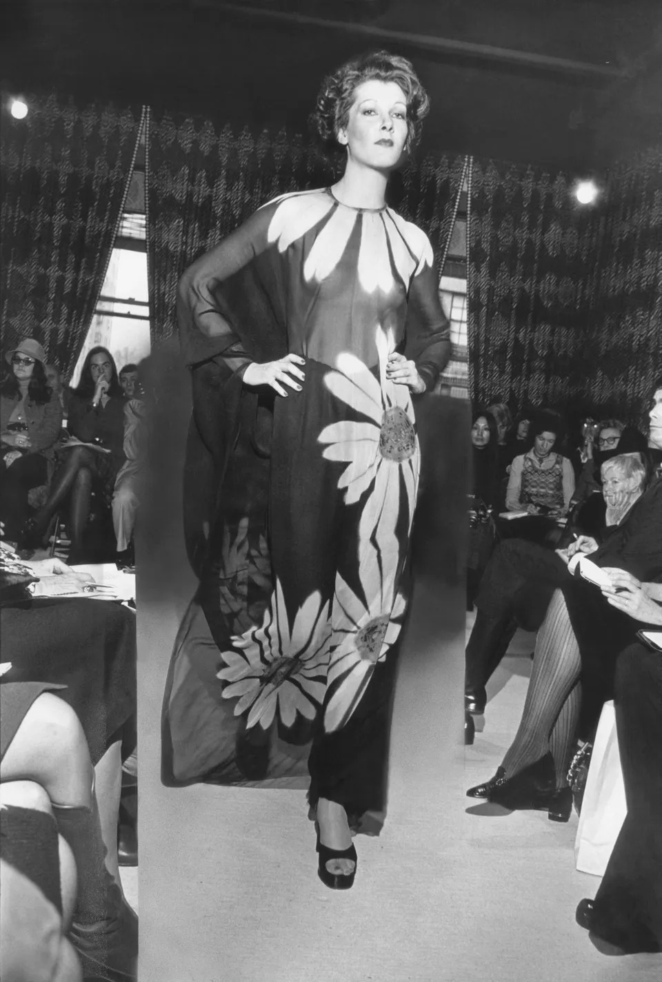 Nancy North diện mẫu váy họa tiết hoa cúc họa mi vào năm 1972