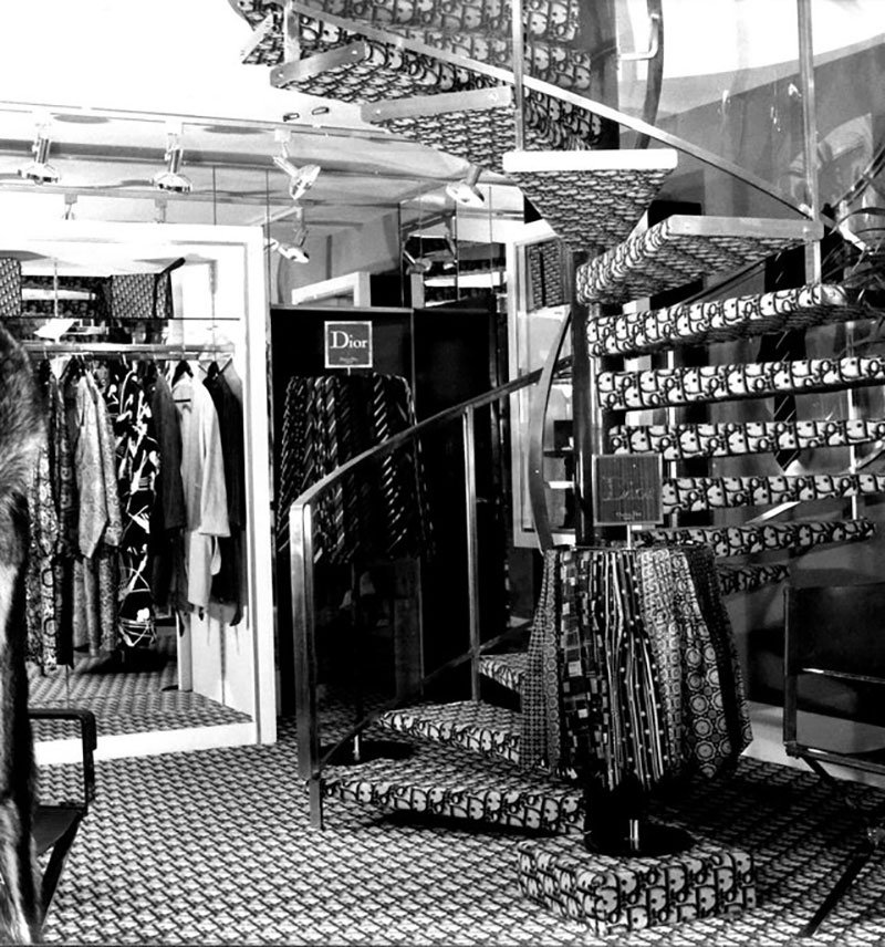 Cửa hàng thời trang Dior Monsieur được bao phủ bởi họa tiết Oblique vào tháng 9/1974