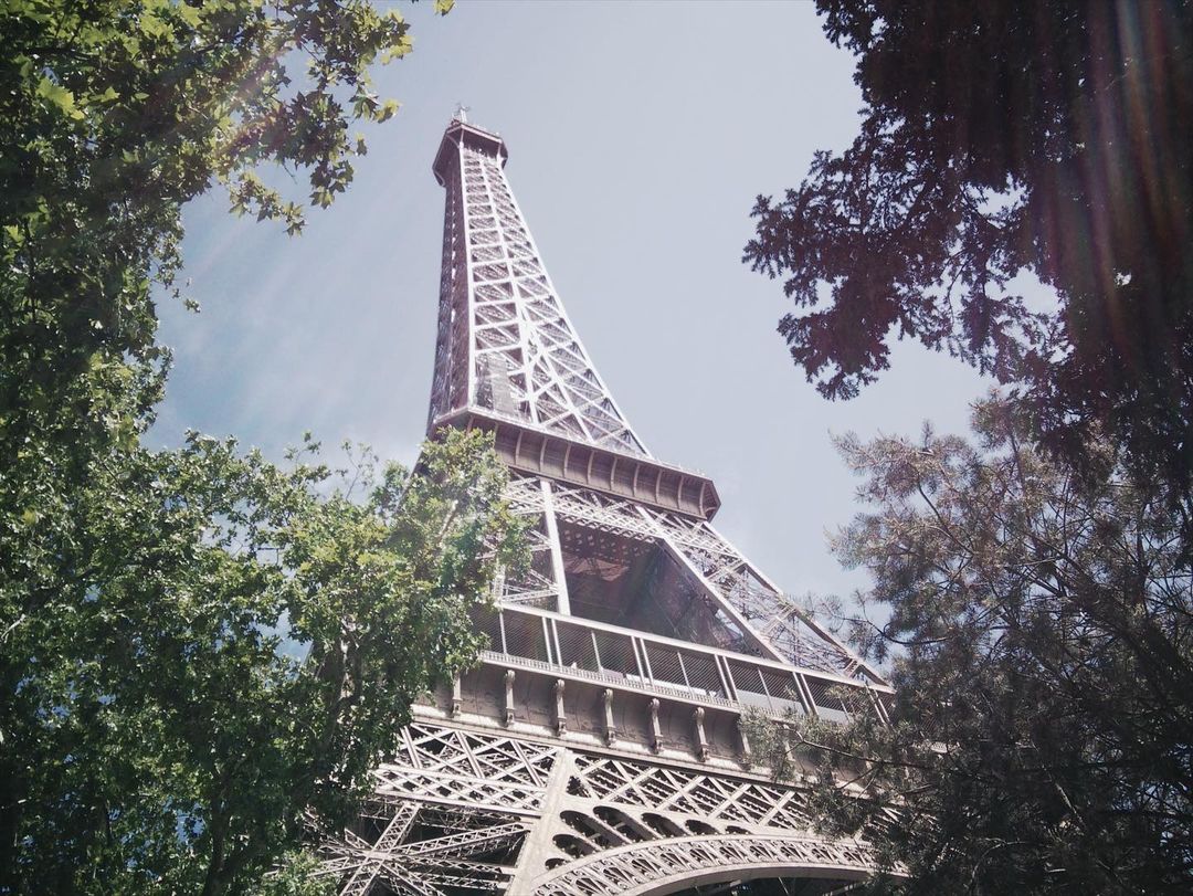Nét cổ điển của tòa tháp Effiel qua ống kính máy ảnh Paper Shoot.