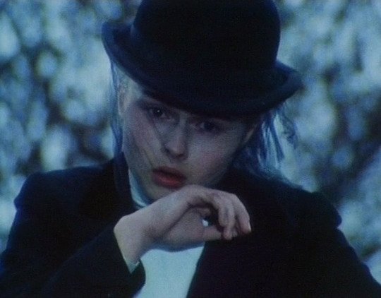   Helena Bonham Carter trong A Pattern of Roses. Phim này lên sóng vào năm 1983, khi ấy Helena  ...
