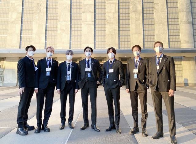 Nhóm nhạc nổi tiểng BTS mặc những bộ vest sang trọng tham dự Phiên họp thứ 76 của Đại hội đồng ...