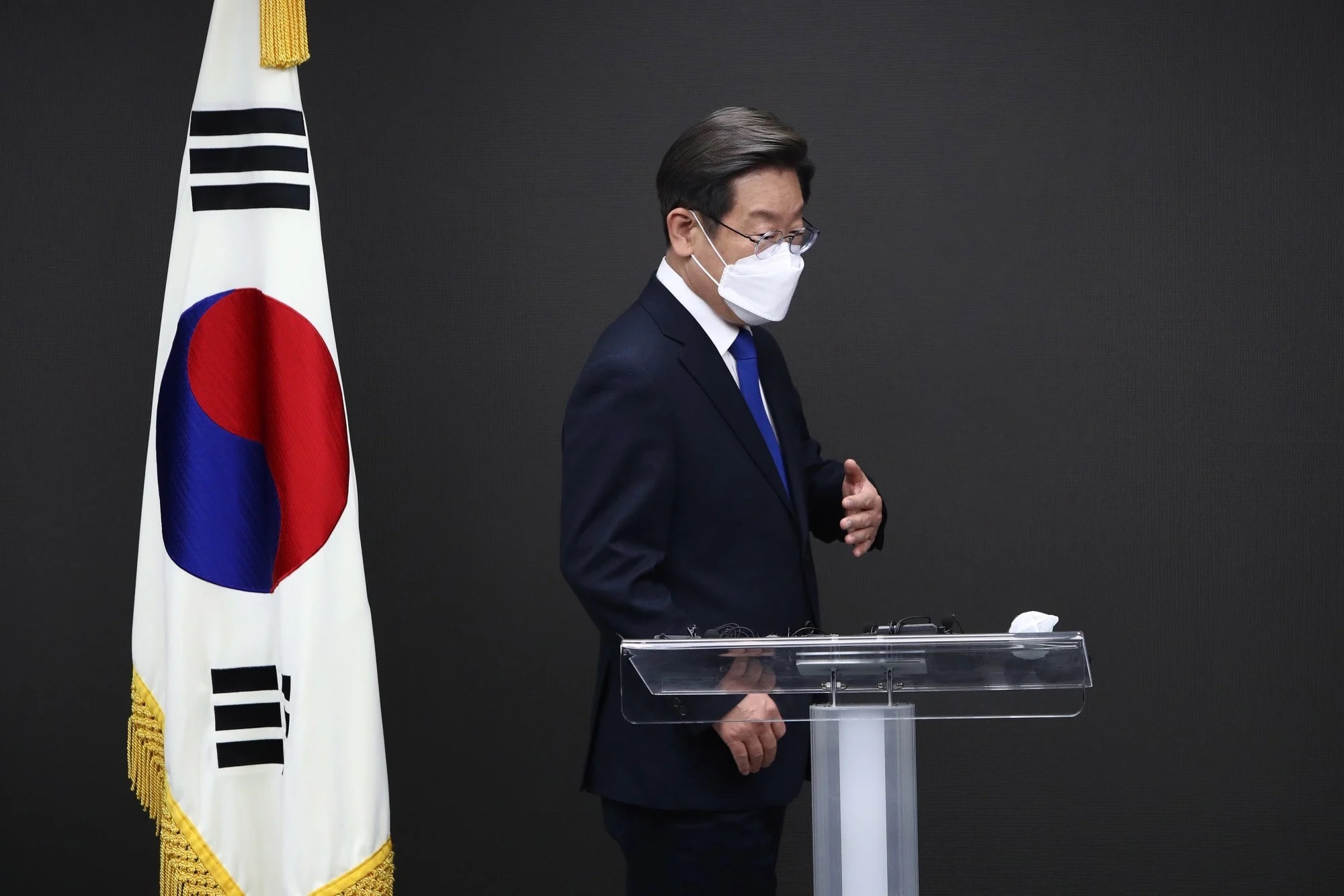 Ứng cử viên tổng thống Hàn Quốc Lee Jae-myung của Đảng Dân chủ thừa nhận thất bại tại trụ sở ở ...