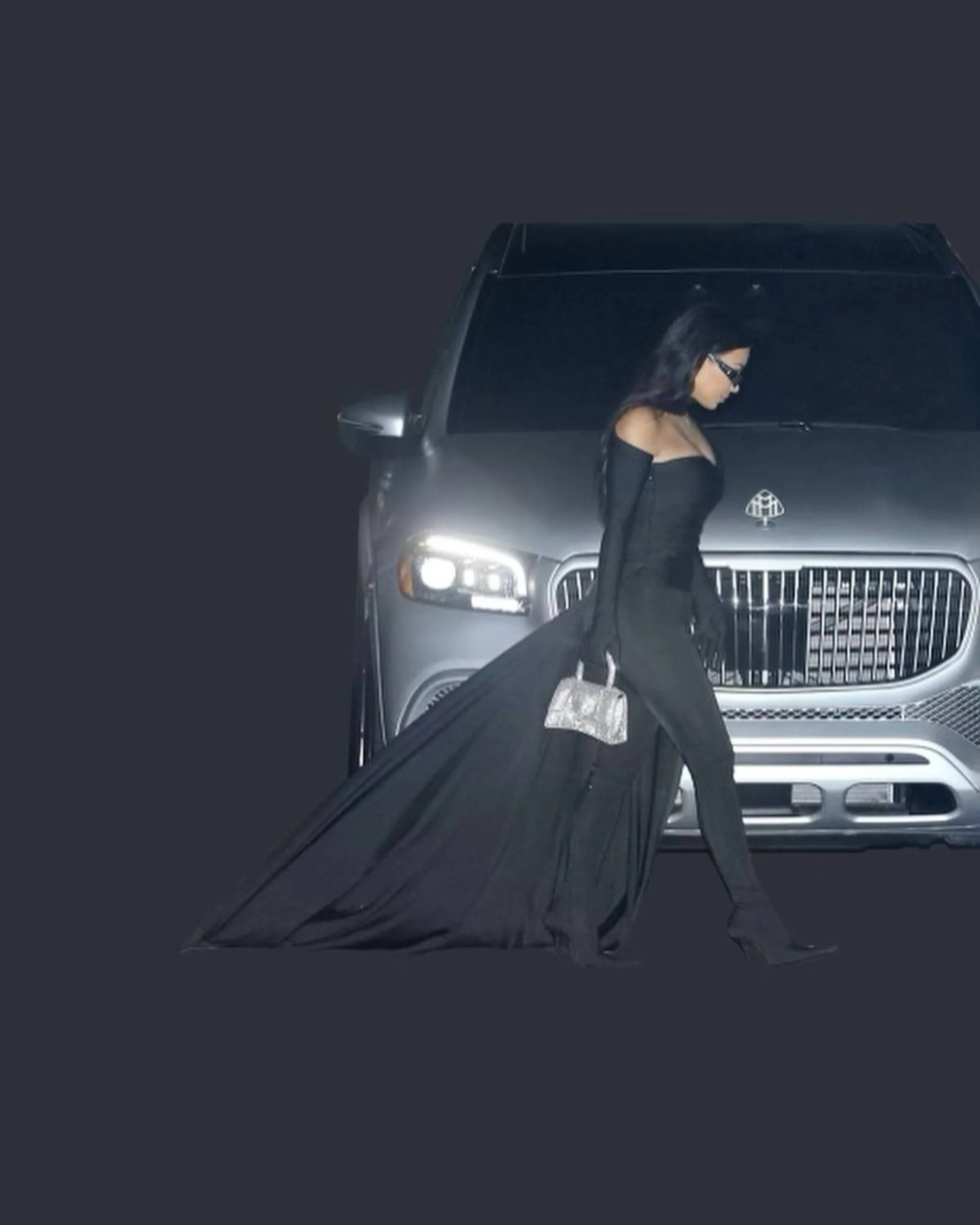  Kim Kardashian tạo dáng trước chiếc Maybach S580 
