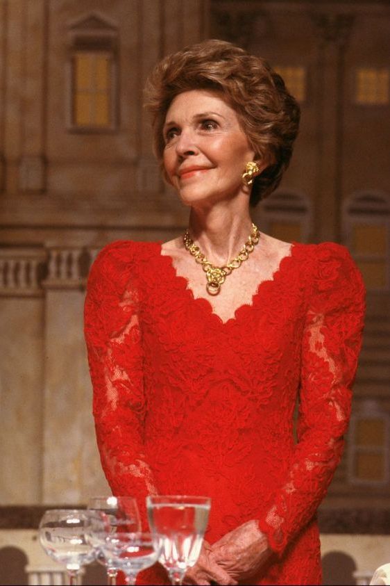 Nancy Reagan cũng là một fan trung thành của Oscar de la Renta khi diện nhiều trang phục của 8  ...