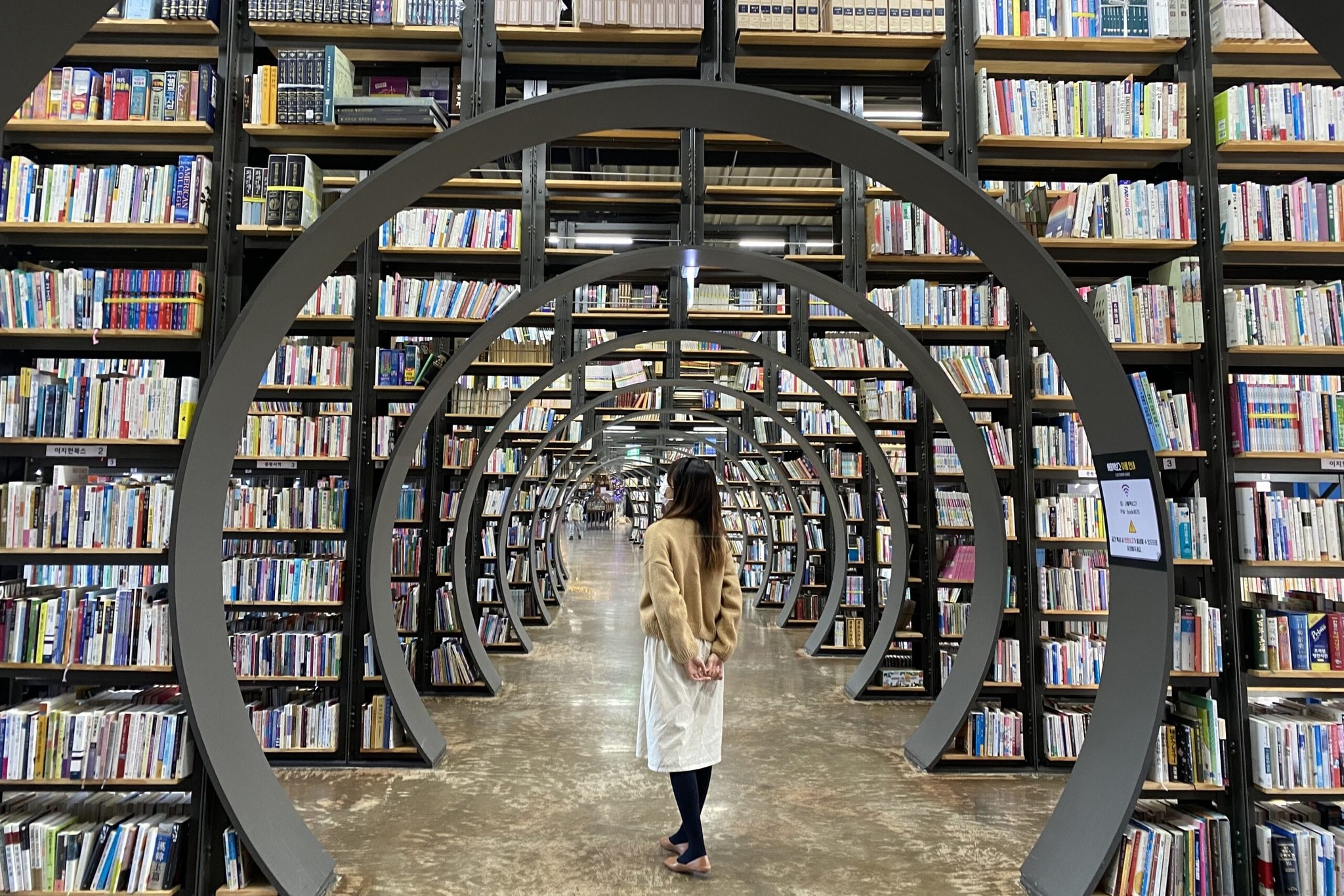 Kho tàng sách khổng lồ tại Seoul Books Bogo. Ảnh: venesis.media