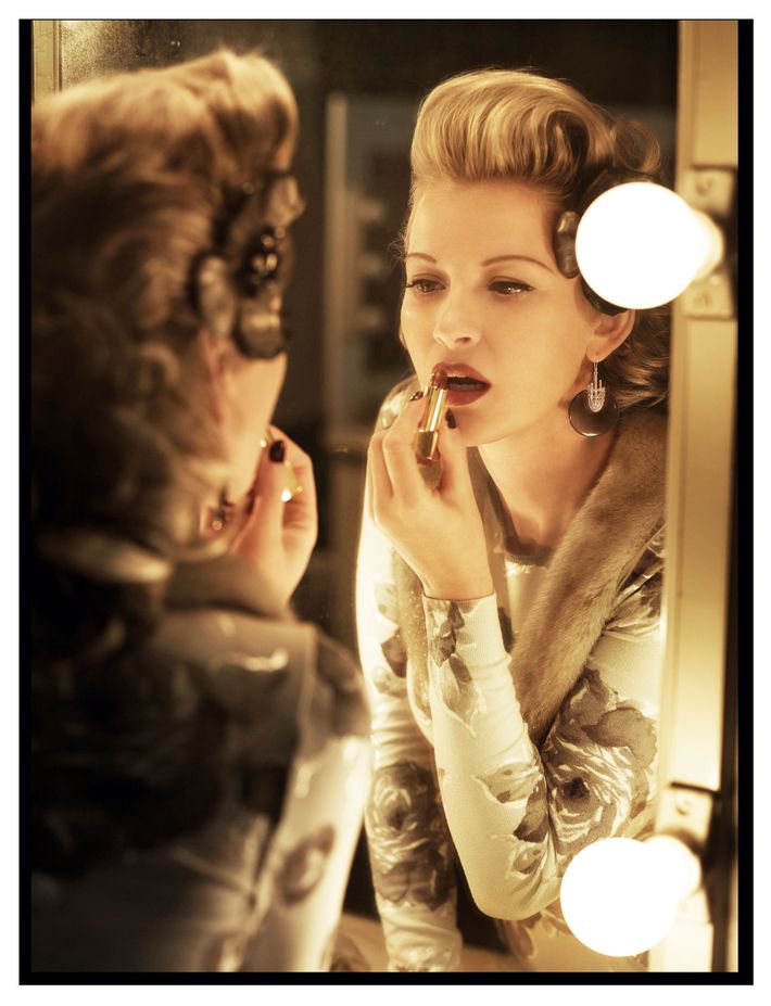 Bức ảnh được chụp bởi Mark Seliger cho tạp chí Vogue Italia tháng 9/2007.
