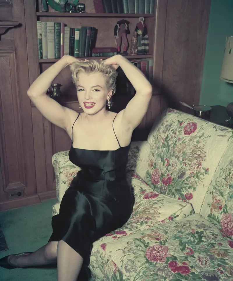 Đến năm 1956, Marilyn Monroe chuyển sang lựa chọn những bộ đồ tối giản hơn. Nữ diễn viên diện ở ...