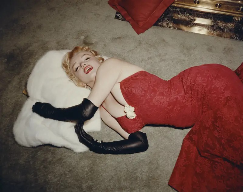 Trong một bữa tiệc vào năm 1955,  Marilyn Monroe gợi cảm trong chiếc đầm ren mang sắc đỏ đậm Nữ ...