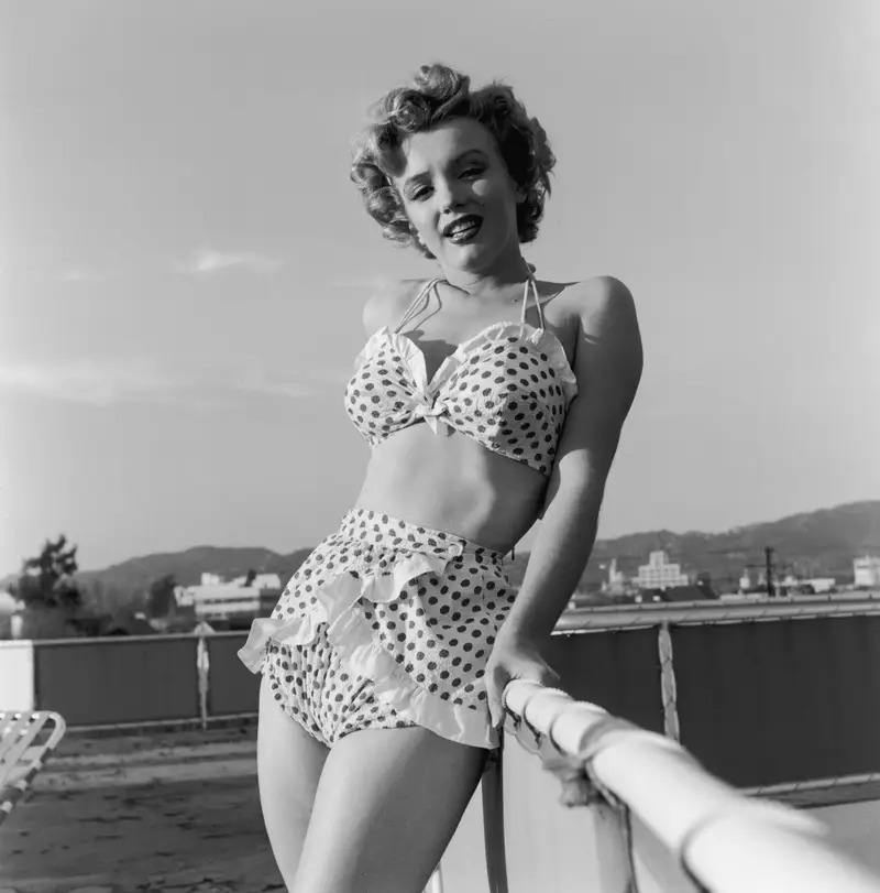Trong một chuyến tắm biển năm 1951, Marilyn Monroe diện bộ bikini chấm bi tua rua. Instyle đánh ...