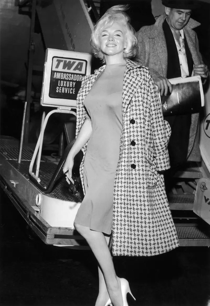 Đến sân bay LaGuardia vào năm 1961, Marilyn Monroe vẫn giữ vẻ sang trọng của mình khi diện đầm ...