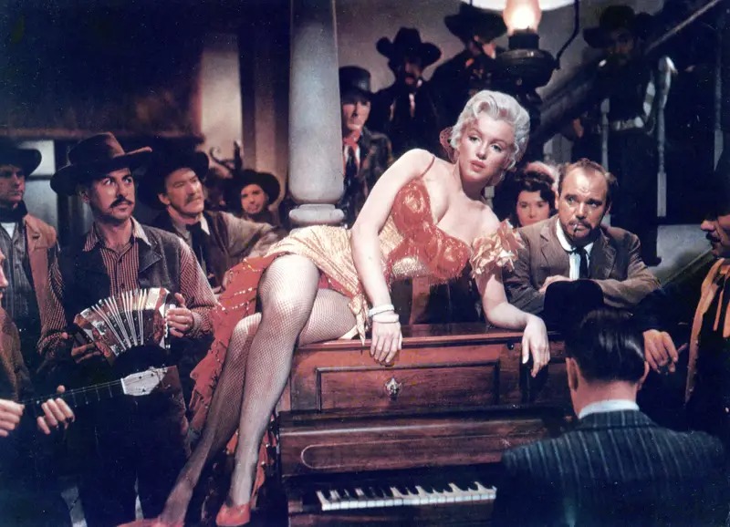 Marilyn Monroe luôn mang vẻ ngoài sang trọng, gợi cảm khi xuất hiện trên màn ảnh. Điển hình là  ...