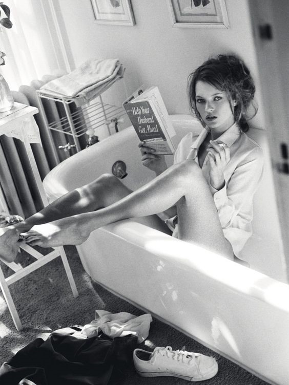 Siêu mẫu Kate Moss qua ống kính của nhiếp ảnh gia Sante D'Orazio (1995).