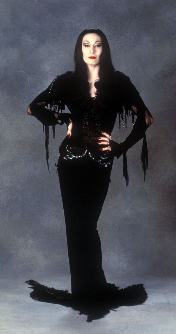 Anjelica Huston trong vai Morticia Addams, phim The Addams Family (1991).