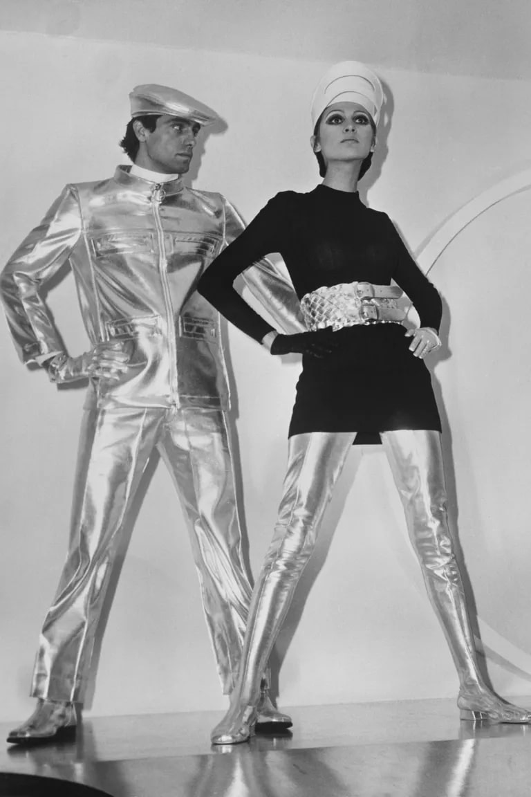 Trang phục mang phong cách không gian trong năm 1968 của Pierre Cardin.