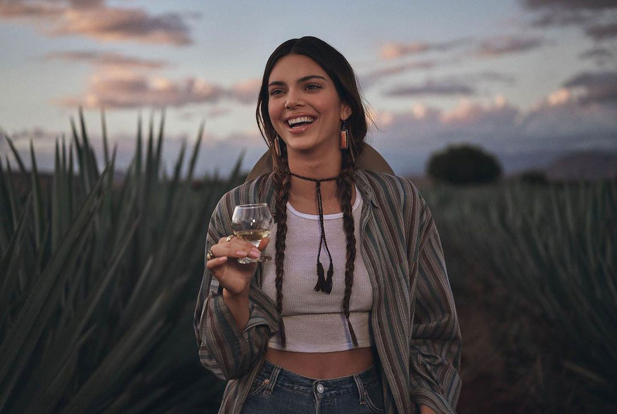  Kendall Jenner bị chỉ trích khi quảng cáo cho nhãn hiệu rượu Tequila của mình. 