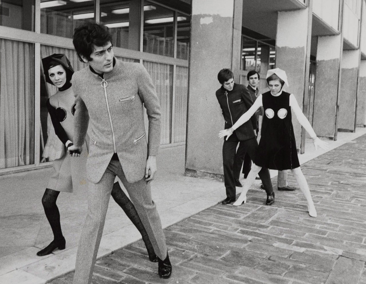 Bộ suit ‘Cosmocorps’ và chiếc váy ‘Porthole’ của Pierre Cardin, 1968. 