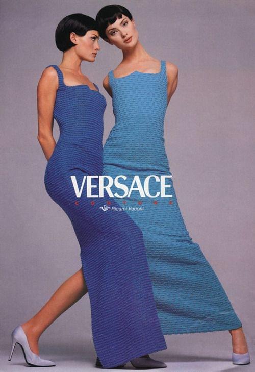 Amber Valletta và Shalom Harlow trong một chiến dịch quảng cáo của Versace Couture năm 1995.