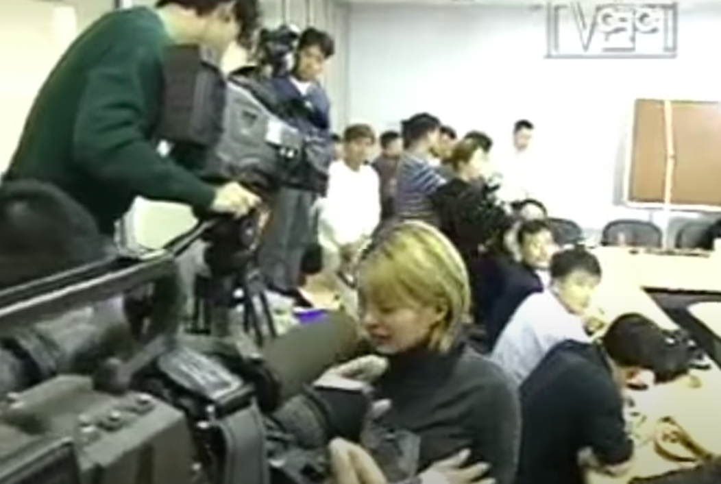 Seo Ji Young rời khỏi cuộc họp báo sau khi bị quản lý 