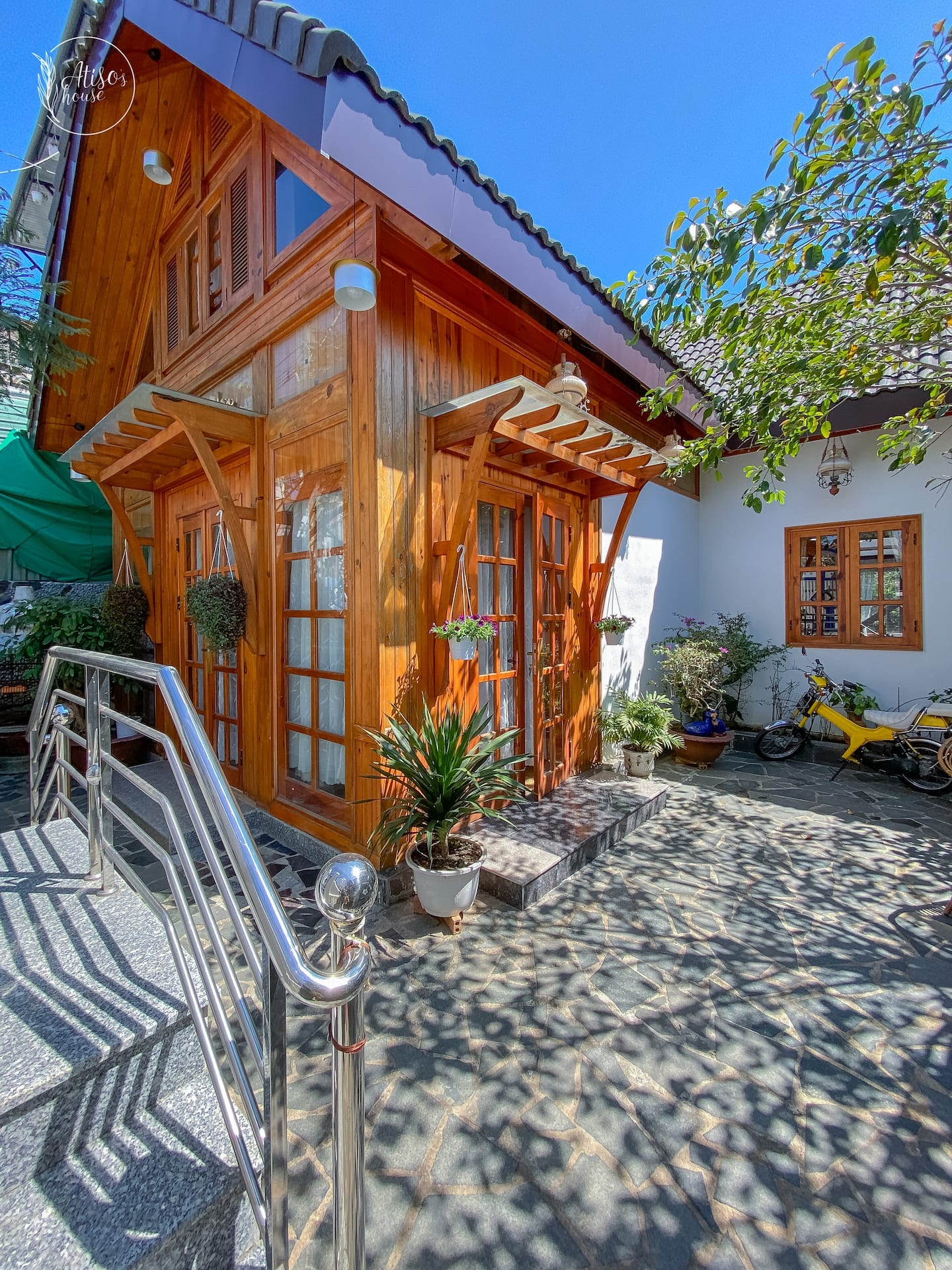 Nhìn Atiso house bạn sẽ thấy căn nhà khá mới mẻ, thiết kế gỗ là chủ yếu với ban ngày có nắng là ...