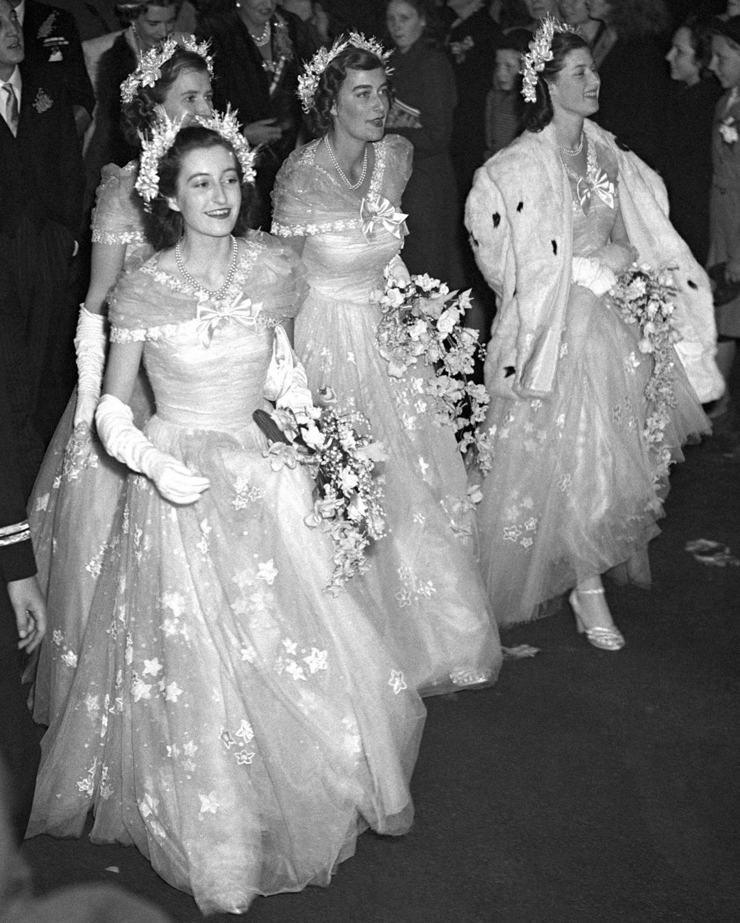 Váy các phù dâu trong lễ cưới của Công chúa Elizabeth cũng do Norman Hartnell thực hiện.